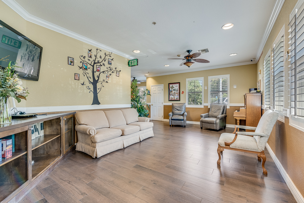 Newport Mesa Senior Living - Image 5