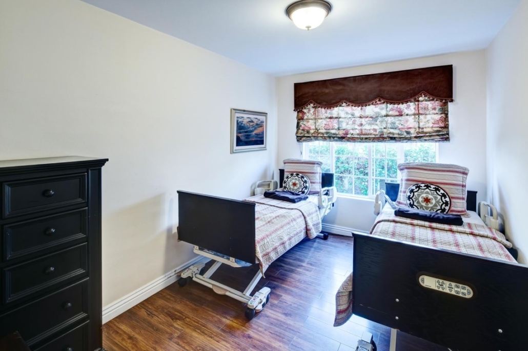 Raya's Paradise at 849-851 North Gardner St - Image 4