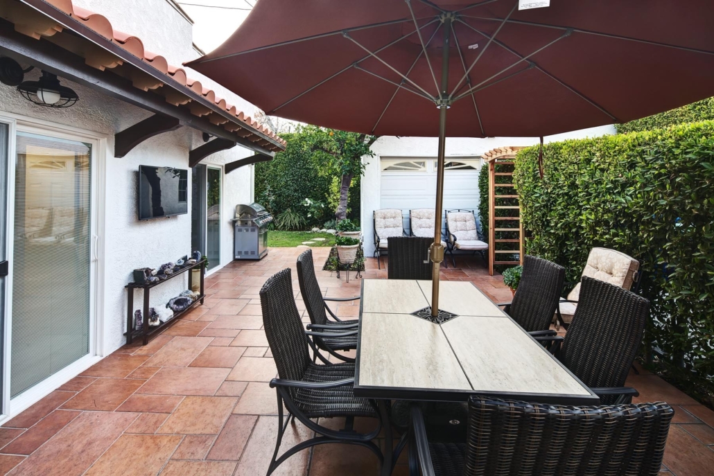 Raya's Paradise at 1533 North Stanley Ave - Image 4